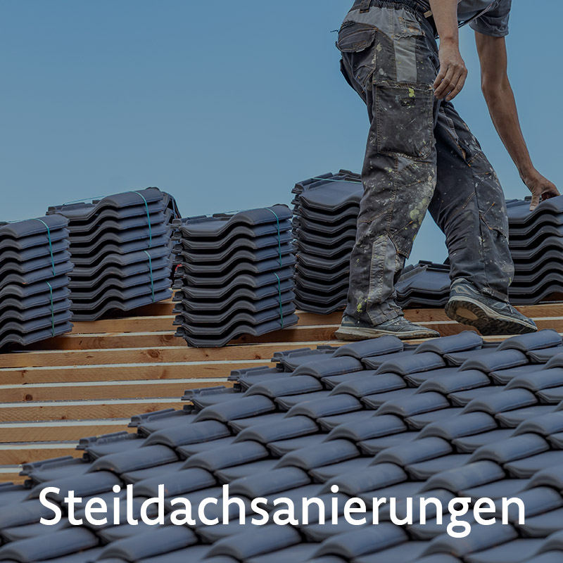 Dachdecker auf Dach mit gebündelten Schindeln, mit Begriff "Steildachsanierung"