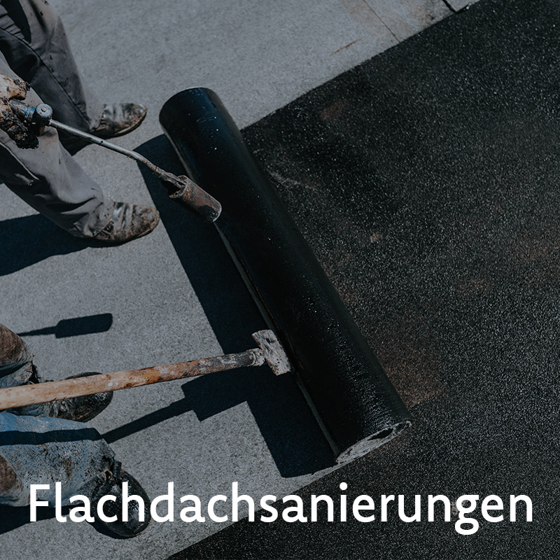 Dachdecker auf Dach mit Walze, mit Begriff "Flachdachsanierung"