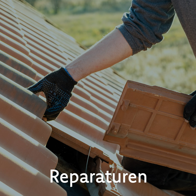 Dachdecker auf Dach tauscht Schindel aus mit Begriff "Reparaturen"