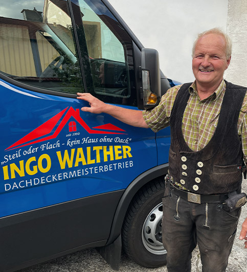 Portrait von Ingo Walther mit Firmenfahrzeug