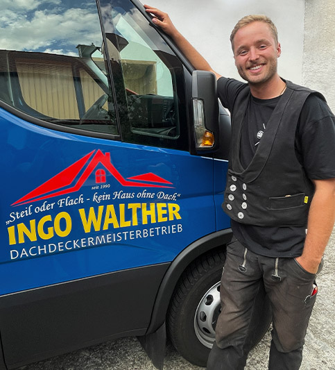 Portrait von Ingo Julian Walther mit Firmenfahrzeug