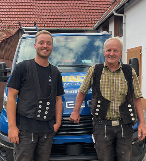 Portrait von Ingo und Ingo Julian Walther mit Firmenfahrzeug